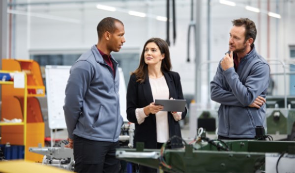 /content/dam/suncorp/insurance/vero/images/articles-images/staff-having-discussion-in-warehouse-600x353px.jpg